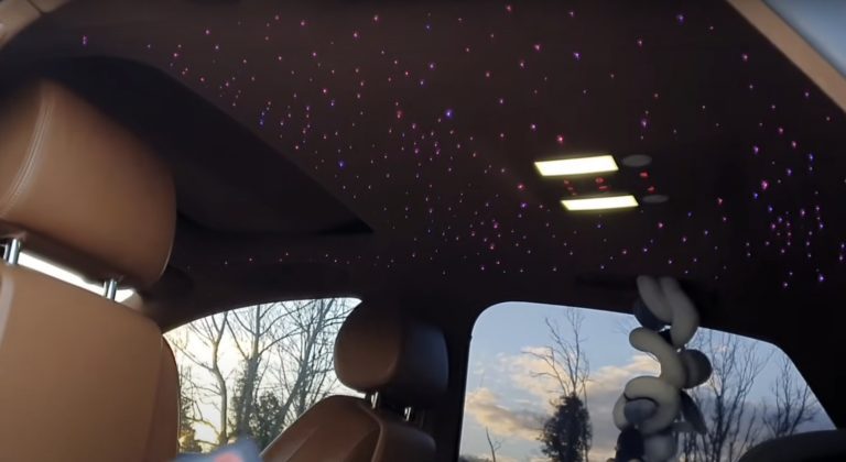 ciel étoilé dans une voiture