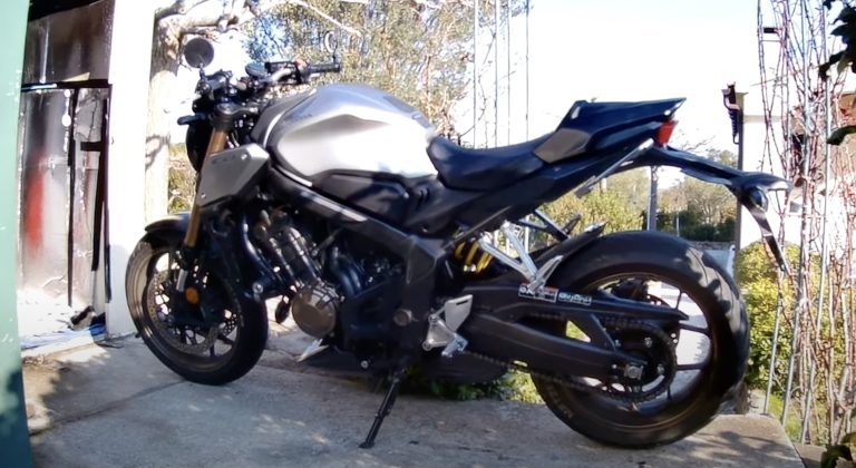 moto honda devant un garage