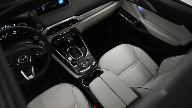 Intérieur de voiture avec tapis