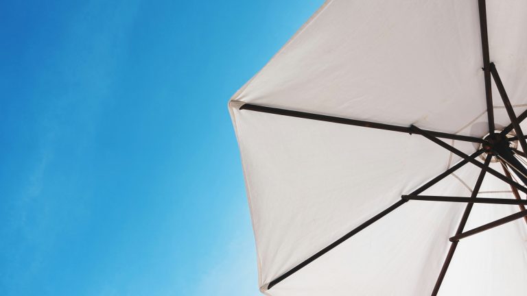 Comment choisir le parasol idéal pour profiter de votre terrasse en toute tranquillité ?