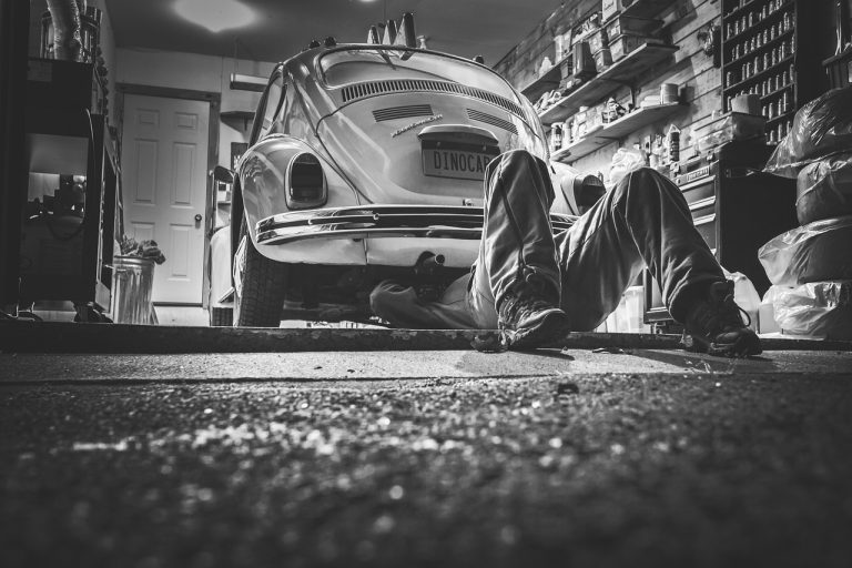 voiture en train d'être fabriquée