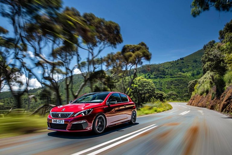 La Peugeot 308 GTI : une sportive compacte alliant performance et élégance pour les passionnés d'automobile