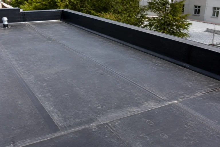 Membrane d'étanchéité EPDM posée sur un toit plat