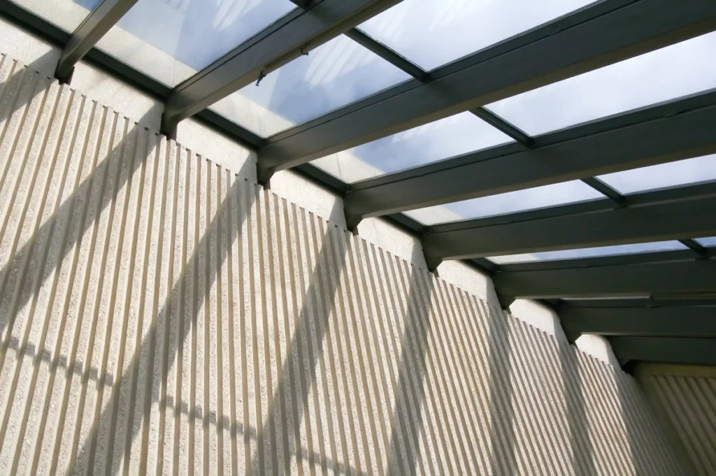 Pergola bioclimatique, adossée ou autoportée : laquelle choisir pour sa maison ?